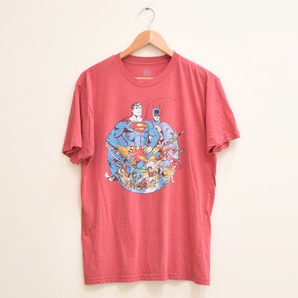 DC Comics Other - 💜3/$30 DC Comics Superheroes Red T Shirt Large